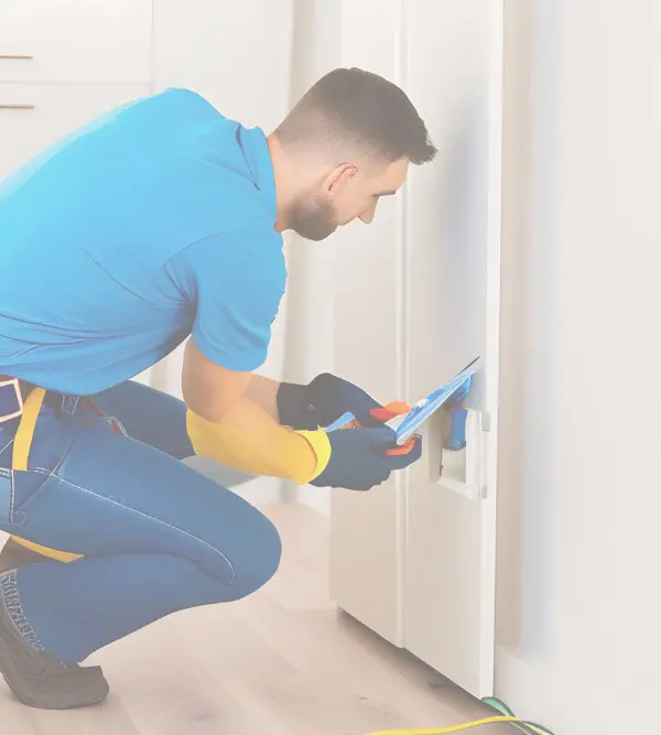 Técnico de Reformas Honesto haciendo una inspección eléctrica